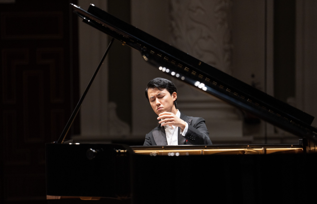 Zhang Haiou Stages Magnificent Performance at the Victoria Concert Hall
