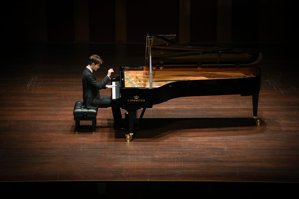 Niu Niu’s Dazzling Singapore Debut