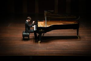 Niu Niu’s Dazzling Singapore Debut